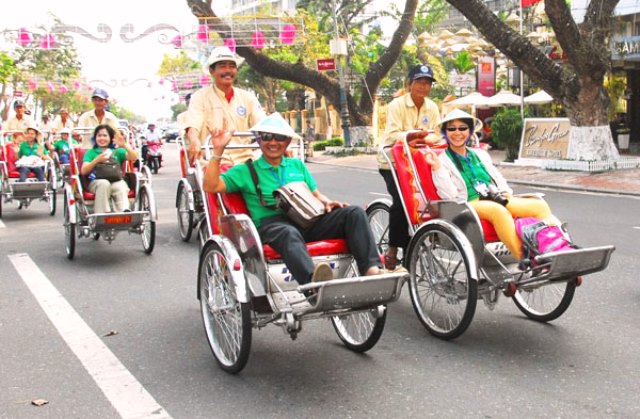 Khách quốc tế tham quan, du lịch tại các điểm vui chơi công cộng ở Đà Nẵng
