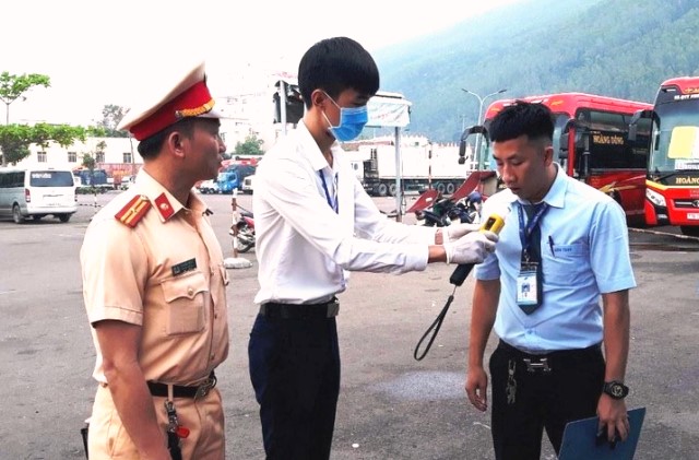 Công ty TNHH Kinh doanh Vận tải Sơn Tùng tiến hành kiểm tra nồng độ cồn nhân viên dưới sự chứng kiến của đại diện Phòng CSGT Công an tỉnh Bình Định