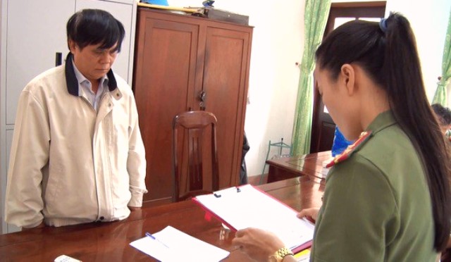 Cơ quan ANĐT đọc quyết định khởi tố bị can đối với ông Phạm Văn Dũng