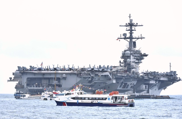 Tàu sân bay USS Theodore Roosevelt (CVN-71) đang neo ở phao số 0, bán đảo Sơn Trà, Đà Nẵng, trong chuyến thăm hữu nghị 4 ngày ở Việt Nam