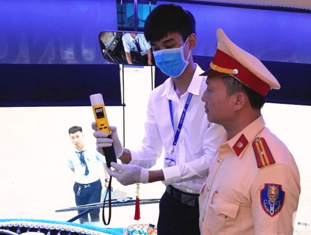 Thiếu tá Tô Hồng Phúc, Đội tuyên truyền thuộc Phòng CSGT Công an tỉnh Bình Định kiểm tra kết quả đo nồng độ cồn của nhân viên lái xe