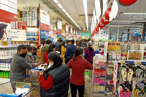 Người dân đổ xô đi mua tích trữ hàng hóa tại các siêu thị