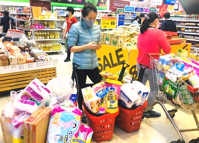 Người dân mua các nhu yếu phẩm nhưng tập trung mua mì gói và giấy vệ sinh