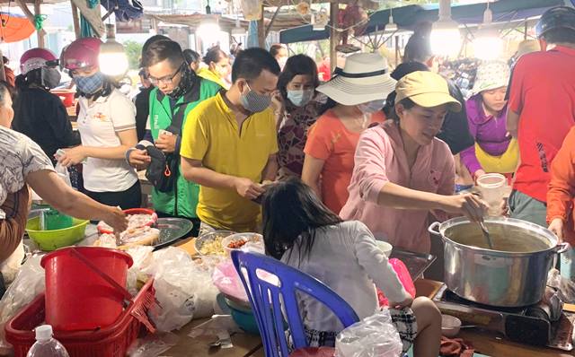 Tại chợ Trần Đình Tri, khu vực Liên Chiểu, người dân tập trung mua các thứ như thịt vịt làm sẳn, thịt heo...để tích trữ