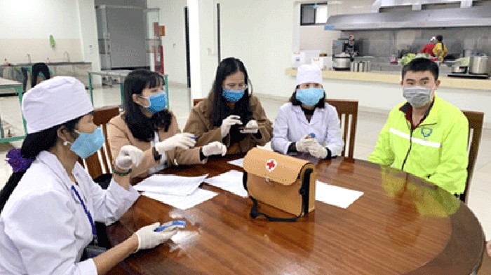Đoàn kiểm tra của Trung tâm Y tế thành phố kiểm tra sức khỏe các trường hợp người nước ngoài tự cách ly tại 1 doanh nghiệp trong KCN Phúc Sơn (thành phố Ninh Bình). Ảnh: Báo Ninh Bình