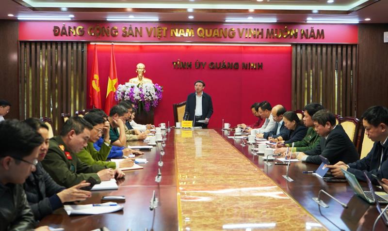 Ông Nguyễn Xuân Ký - Bí thư Tỉnh ủy, Chủ tịch HĐND tỉnh chỉ đạo tại cuộc họp khẩn.