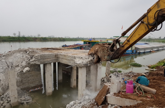 đến nay Công ty CP Xăng dầu Hưng Yên đã tiến hành phá dỡ khoảng 50% khối lượng công trình vi phạm tại đê sông Luộc, thuộc địa bàn xã Thiện Phiến