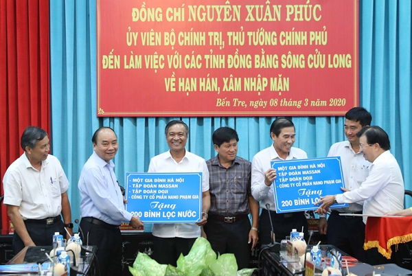 Thủ tướng Nguyễn Xuân Phúc và Phó Thủ tướng Trịnh Đình Dũng trao quà của các cá nhân, tổ chức tặng nhân dân các tỉnh ĐBSCL
