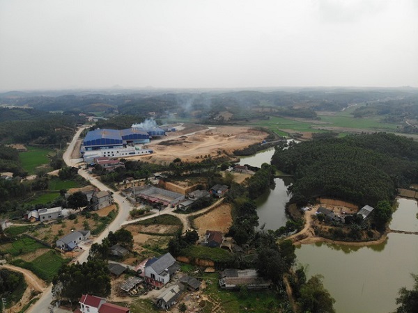 Khuôn viên nhà máy rộng gần 10ha, xung quanh là hệ thống kênh nước nông nghiệp của người dân địa phương.