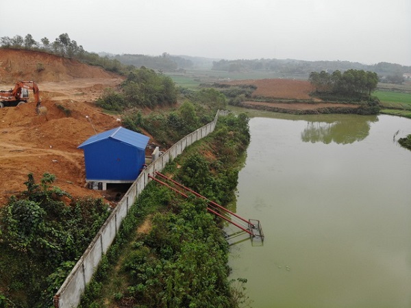 Hai ống xả thải của nhà máy chế biến gỗ cắm thẳng ra đập nước phục vụ sản xuất nông nghiệp của bà con 2 xã Trị Quận và Lệ Mỹ (Phù Ninh, Phú Thọ).
