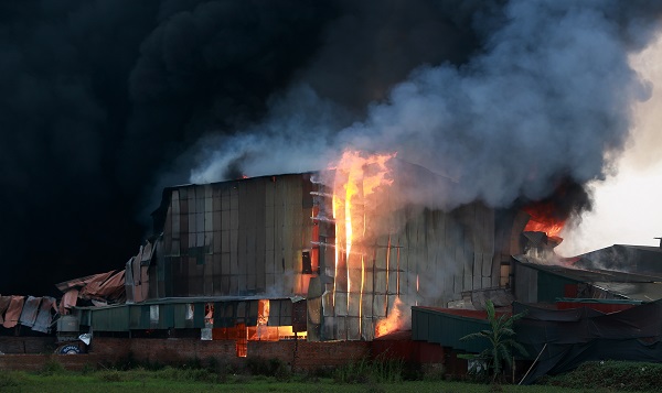 Đám cháy đã thiêu rụi khu xưởng làm két sắt ước tính rộng 2.000m2