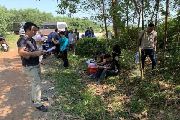 Tổ công tác Phòng CSHS Công an tỉnh Quảng Bình vây bắt các đối tượng vận chuyện thuốc nổ