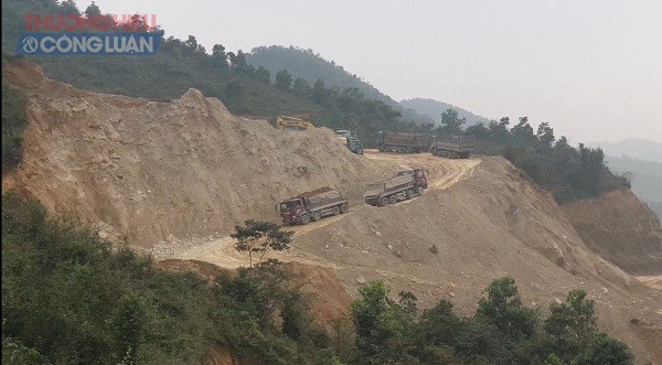 Từng đoàn xe Howo nối đuôi nhau vào ăn hàng tại mỏ đất trên địa bàn xã Quang Tiến (TP. Hòa Bình)