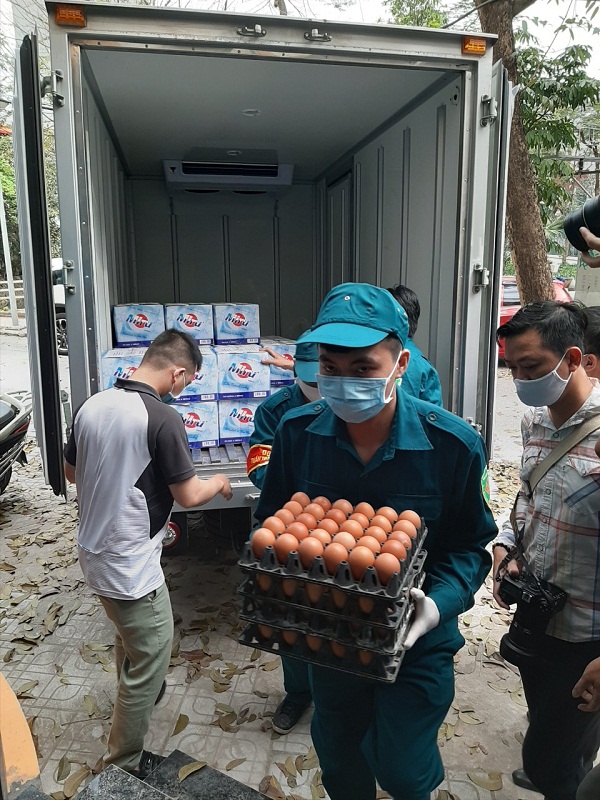 Hà Nội: Hỗ trợ nhu yếu phẩm đợt 2 cho các hộ dân khu vực cách ly phường Trúc Bạch