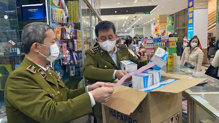 Lực lượng QLTT kiểm tra việc bán khẩu trang tại các hiệu thuốc trên địa bàn TP. Hà Nội