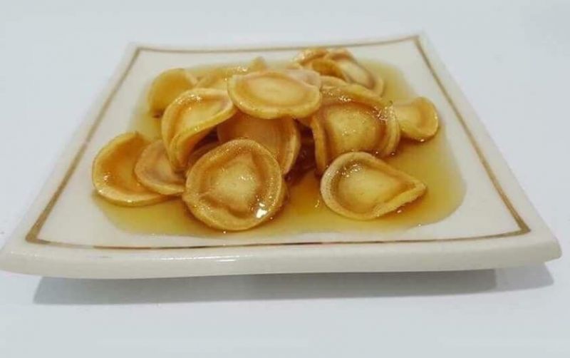 Nh&acirc;n s&acirc;m H&agrave;n Quốc ng&acirc;m mật ong rất tốt cho người cao tuổi v&agrave; trẻ em.