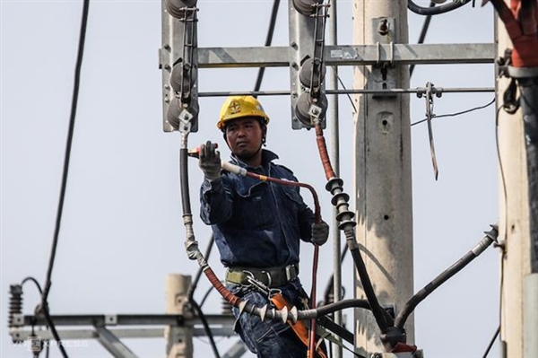 Công nhân Điện lực TP.HCM sửa chữa trên đường dây (Ảnh: Thành Nguyễn)