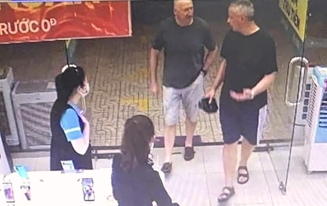 Hình ảnh 2 du khách người Anh mắc COVID-19 đi vào Siêu thị Điện Máy Xanh trên đường Nguyễn Văn Linh và lây nhiễm cho nhân viên bán hàng tại đây. (ảnh chụp lại từ camera siêu thị)