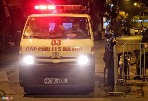 Xe cấp cứu ngay lập tức được huy động đến phố Trúc Bạch - nơi sinh sống của bệnh nhân thứ 17 để đưa những người tiếp xúc đi cách ly (Ảnh: Phạm Thắng)