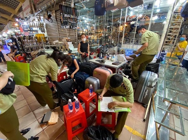 Lực lượng quản lý thị trường bất ngờ kiểm tra hàng loạt kios tại chợ Bến Thành và TTTM Saigon Square