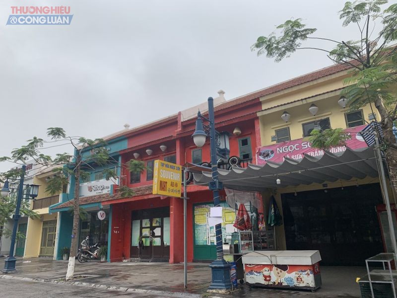Hàng loạt các cửa hàng tại khu phố cổ SunGroup đóng cửa.