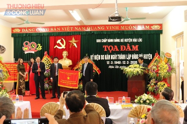 Đồng chí Trần Quang Đảng- UV BTV Tỉnh Uỷ- Chủ nhiệm UBKT Tỉnh ủy đã trao cờ thi đua của Thủ Tướng Chính Phủ cho nhân dân và cán bộ huyện Hậu Lộc