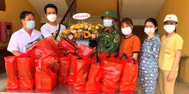 Công dân cách ly tập trung tại Trung tâm Huấn luyện dự bị động viên Đồng Nghệ (Bộ CHQS TP. Đà Nẵng) tặng hoa cảm ơn cán bộ, chiến sĩ đơn vị trước khi hoàn thành thời gian cách ly.