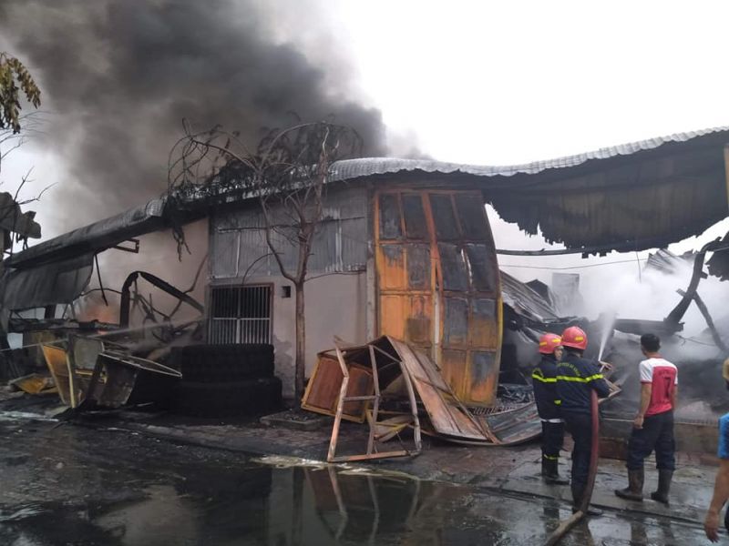 Quảng Ninh: Cháy lớn tại xưởng chứa lốp ô tô và dầu máy