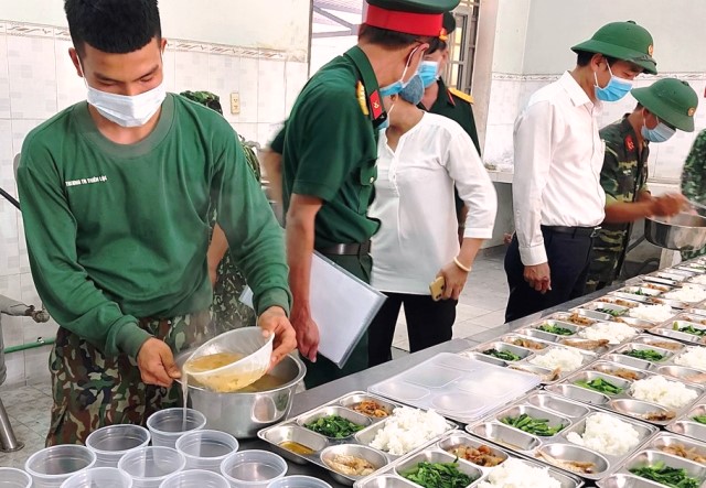 Bữa cơm do bộ đội nấu đảm bảo vệ sinh an toàn thực phẩm