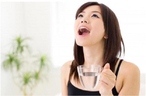 Súc miệng nước muối giúp làm giảm các cơn ho