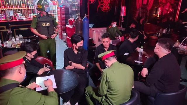 Phòng Cảnh sát Quản lý hành chính về trật tự xã hội Công an TP.Đà Nẵng kiểm tra bar.