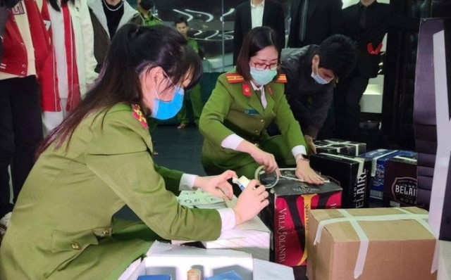 tạm giữ số lượng lớn bia rượu, shisha không nguồn gốc.