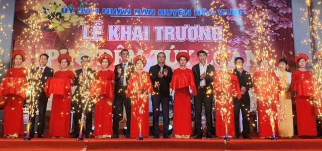 Buổi lễ khai trương diễn ngày vào ngày đêm ngày 31/12 Buổi lễ khai trương diễn ngày vào ngày đêm ngày 31/12