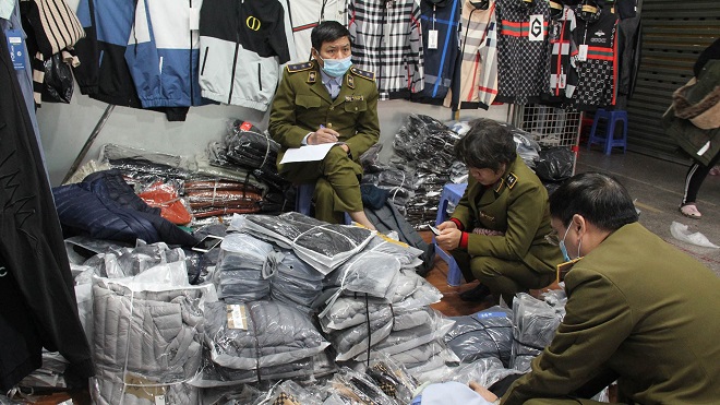 Hà Nội: Thu giữ gần 3.000 sản phẩm có dấu hiệu nhái các thương hiệu thời trang nổi tiếng