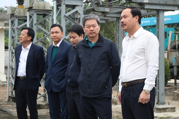 Phó Tổng Giám đốc EVNNPC Lê Quang Thái trực tiếp kiểm tra công tác nghiệm thu đóng điện tại TBA