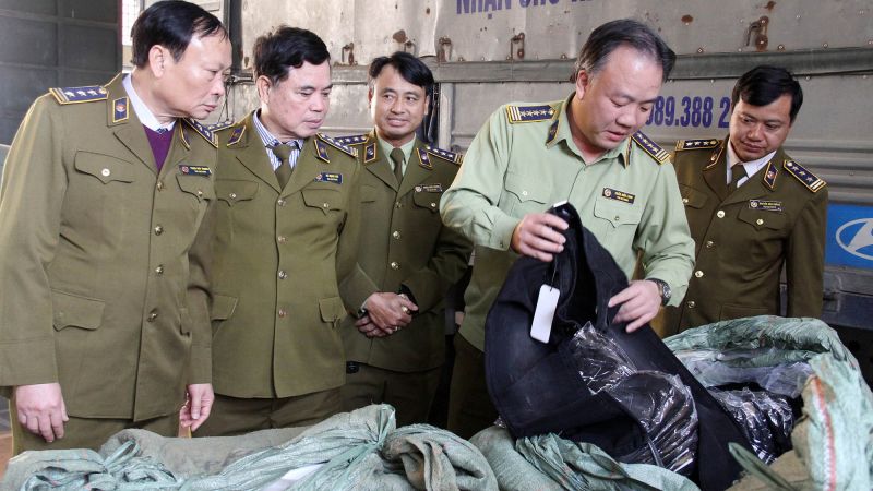 Lực lượng Quản lý thị trường thu giữ hàng chục tấn hàng có dấu hiệu vi phạm ngày cuối năm