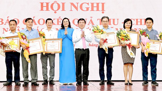 Chủ tịch UBND TPHCM Nguyễn Thành Phong và Phó Chủ tịch UBND TPHCM Phan Thị Thắng biểu dương các doanh nghiệp thực hiện tốt việc nộp thuế.