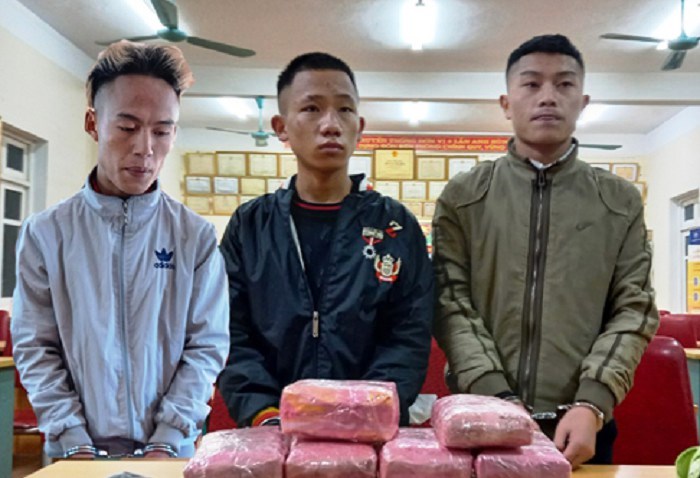 Nghệ An: Bắt giữ ba đối tượng vận chuyển 12 bánh heroin, 54.000 viên ma túy
