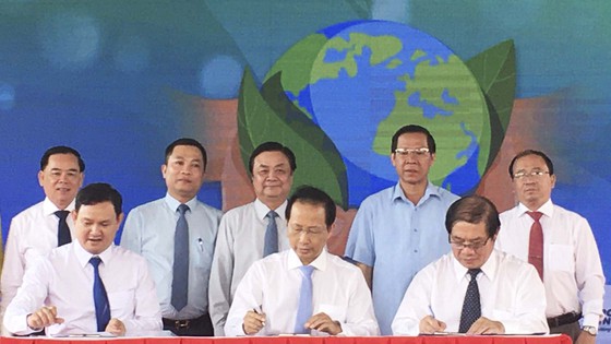 UBND tỉnh Bến Tre và Quỹ Tấm lòng vàng ký kết thực hiện đề án trồng 10 triệu cây xanh trên địa bàn tỉnh Bến Tre