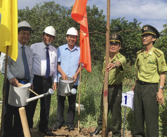 Phó Thủ tướng Thường trực Trương Hoà Bình cùng các lãnh đạo chính quyền địa phương đã tiến hành nghi thức trồng cây