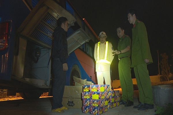 Đắk Lắk: Bắt giữ hai xe khách chở thêm 140 kg pháo