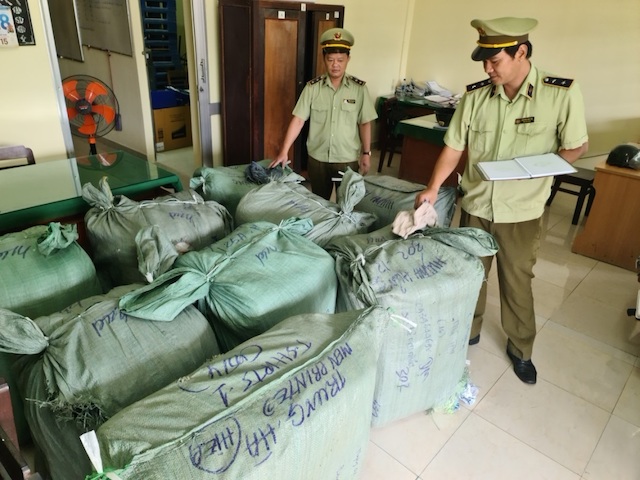 Tiền Giang: Tạm giữ 900 kg hàng may mặc có dấu hiệu nhập lậu