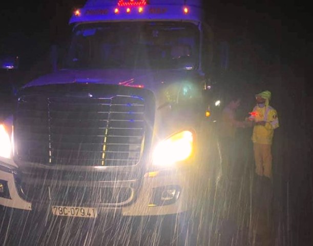 Đà Nẵng: Phát hiện, tịch thu hàng trăm chai rượu ngoại không rõ nguồn gốc tại hầm Hải Vân