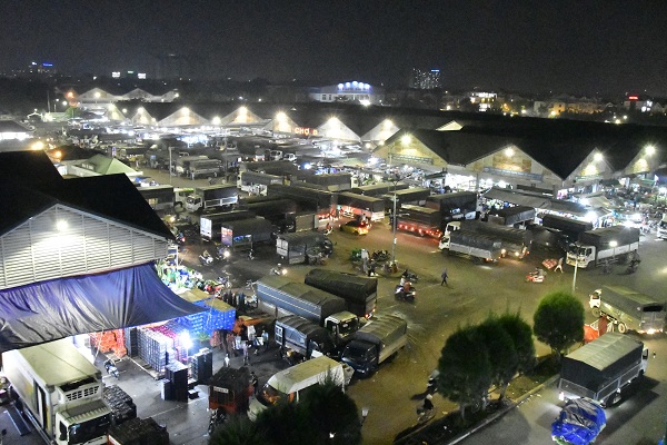 Tiểu thương bức xúc vì Công ty CP Quản lý và Kinh doanh chợ Nông sản Thủ Đức cho thuê mặt bằng giá quá cao và không ghi hóa đơn VAT