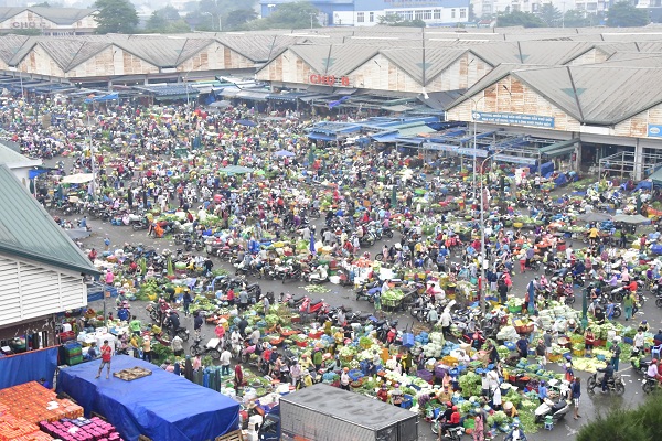 Trước nhà chơ B vào buổi sáng sớm Trước nhà chơ B vào buổi sáng sớm