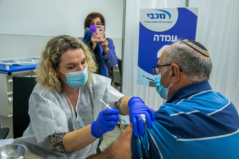 Dù đã tiêm vaccine, hàng trăm người dân Israel mắc COVID-19
