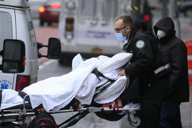 Nhân viên y tế chuyển bệnh nhân mắc Covid-19 vào bệnh viện ở New York, Mỹ ngày 13/11/2020 (Ảnh: AFP/TTXVN)