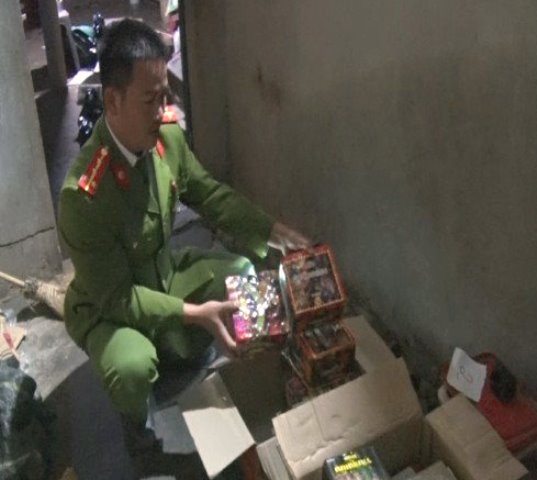 Quảng Trị: Phát hiện hàng chục hộp pháo cùng nhiều loại công cụ hỗ trợ tại 1 cửa hàng tạp hóa