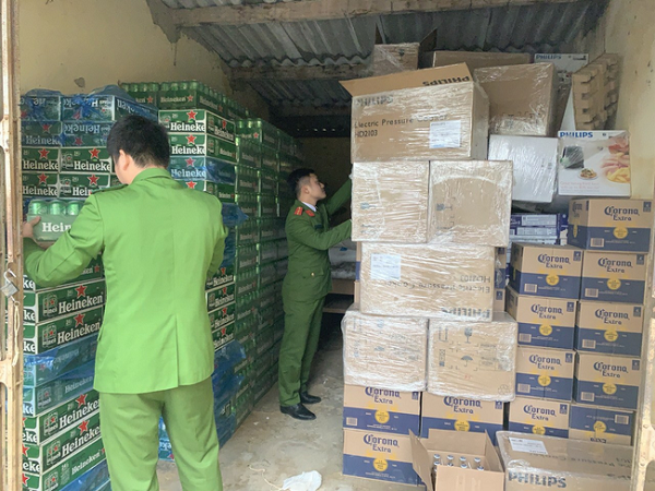 Quảng Bình: Bắt giữ 2 xe khách vận chuyển sữa, bánh kẹo... không rõ nguồn gốc