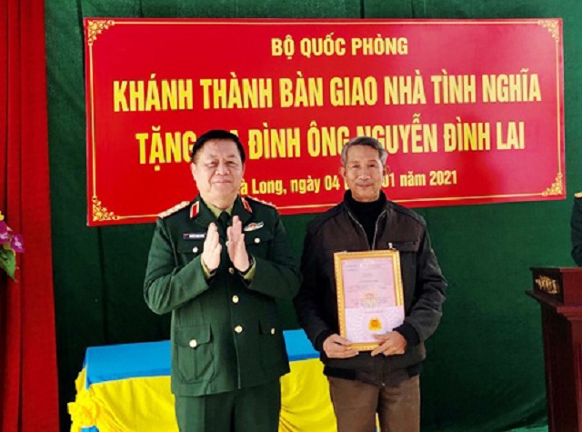 hượng tướng Nguyễn Trọng Nghĩa trao quyết định tặng nhà tình nghĩa cho hai gia đình chính sách xã Hà Long